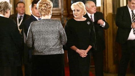 viorica dancila rochie versace|Iulia Albu, despre ținuta Vioricăi Dăncilă, de la Ateneu  .